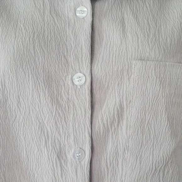 Size LARGE Women's Textured light silvery Gray Button Down Collared Shirt - Picture 7 of 9